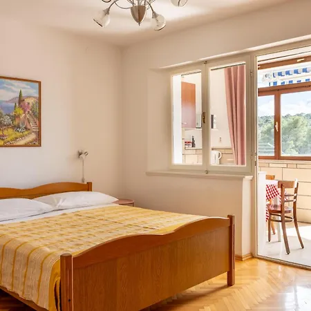 Sandra, Guest house