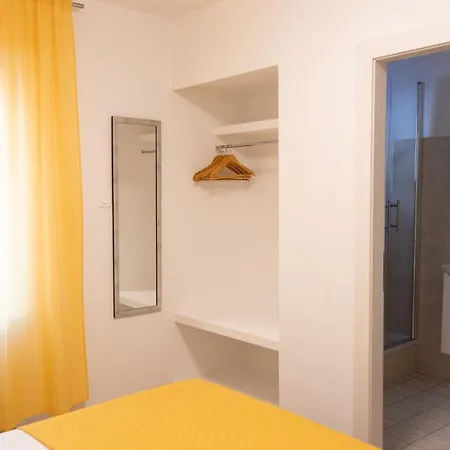 Sandra, Guest house