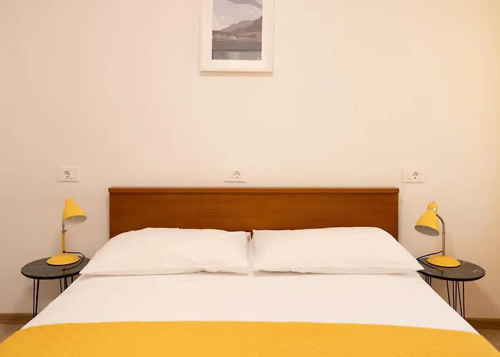 Sandra, 3* Makarska
