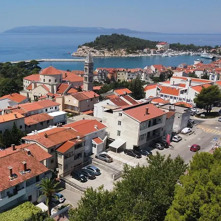 Sandra, Pensión Makarska